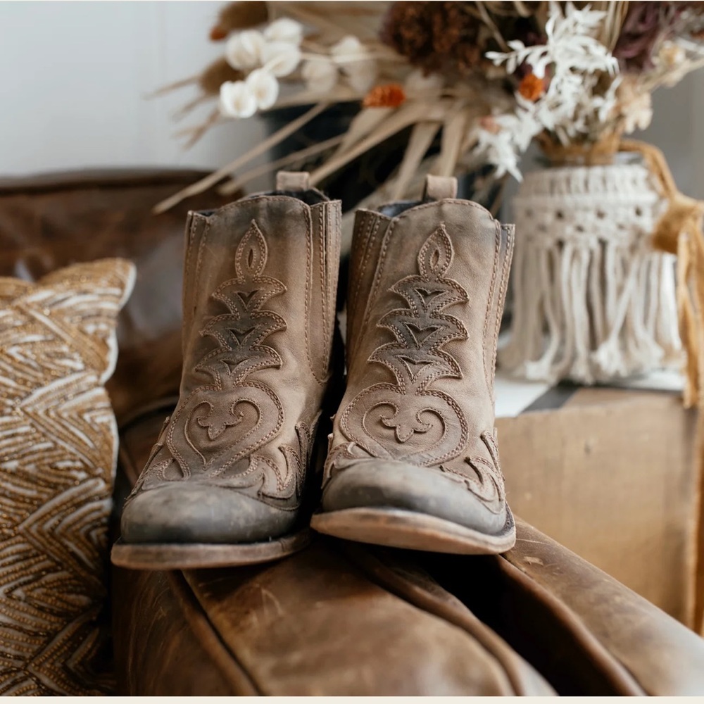 No Roots Boots ORIGINAL Lark size 8